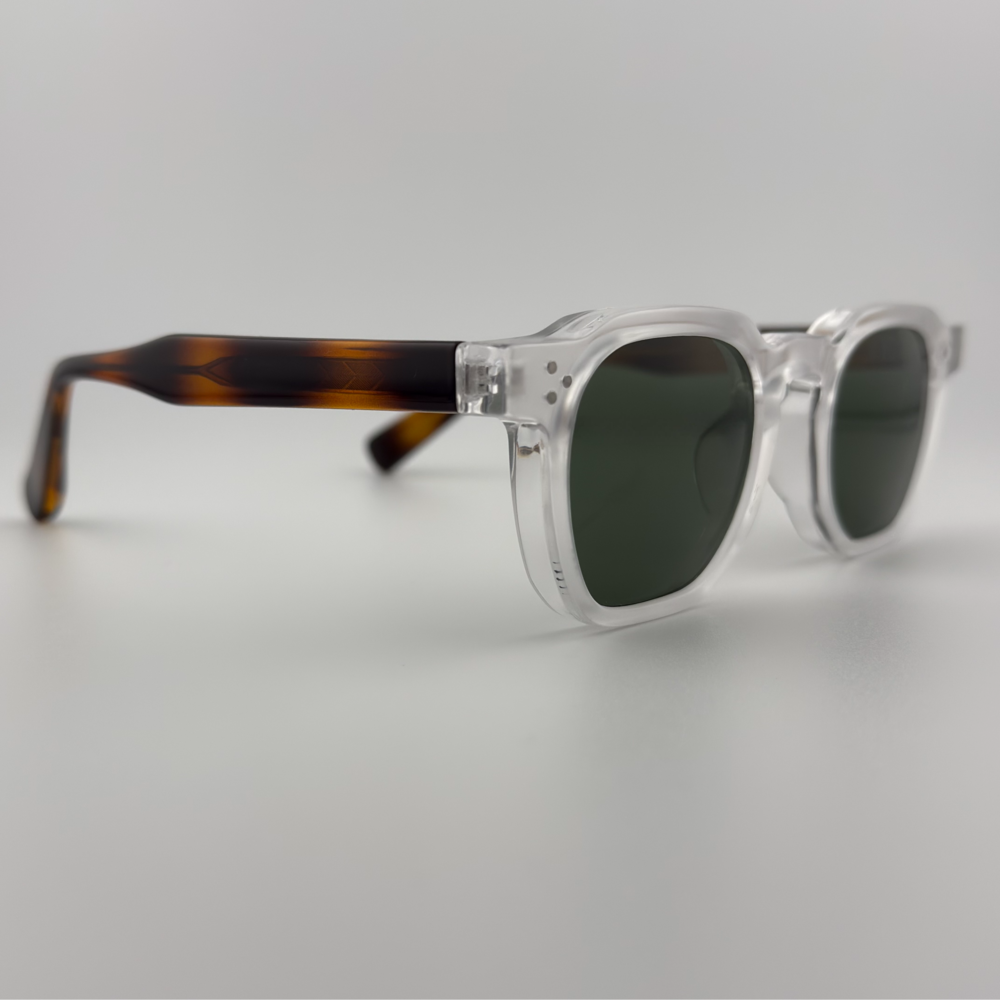 Velra Alton Honeywood – lunettes de soleil, vue de profil : branches écaille contrastantes et face transparente pour un design audacieux et équilibré.
