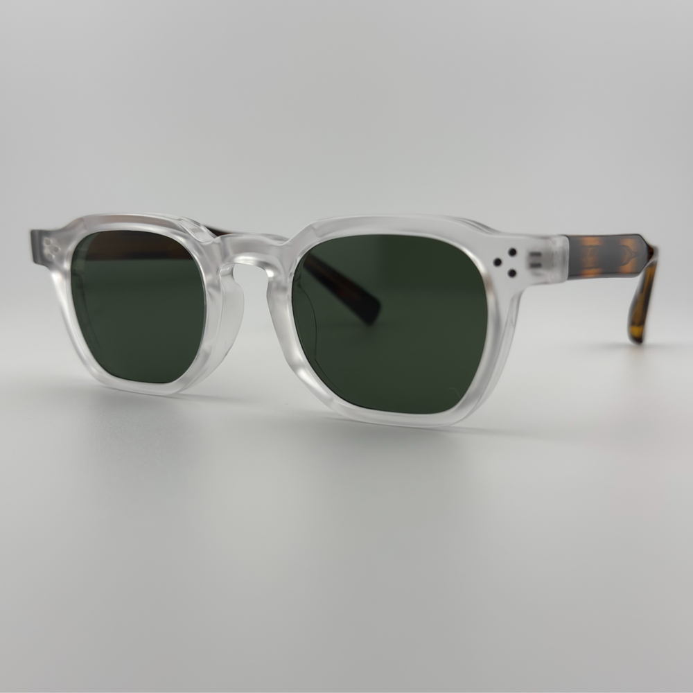 Velra Alton Honeywood – lunettes de soleil, vue angle 3/4 : monture en acétate bicolore et verres verts pour une allure vintage moderne.
