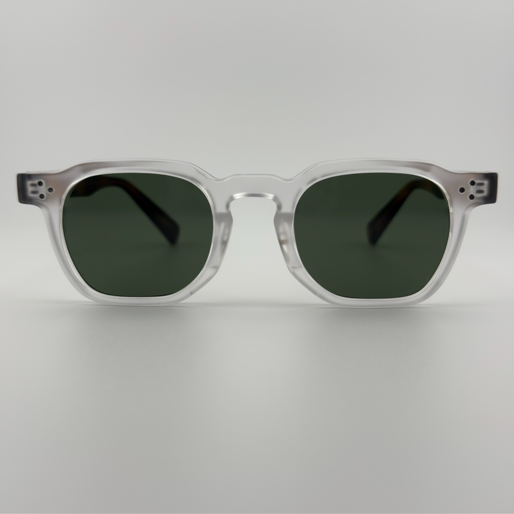 Velra Alton Honeywood – lunettes de soleil, vue de face : monture bicolore transparente et écaille, verres verts pour un look rétro sophistiqué.
