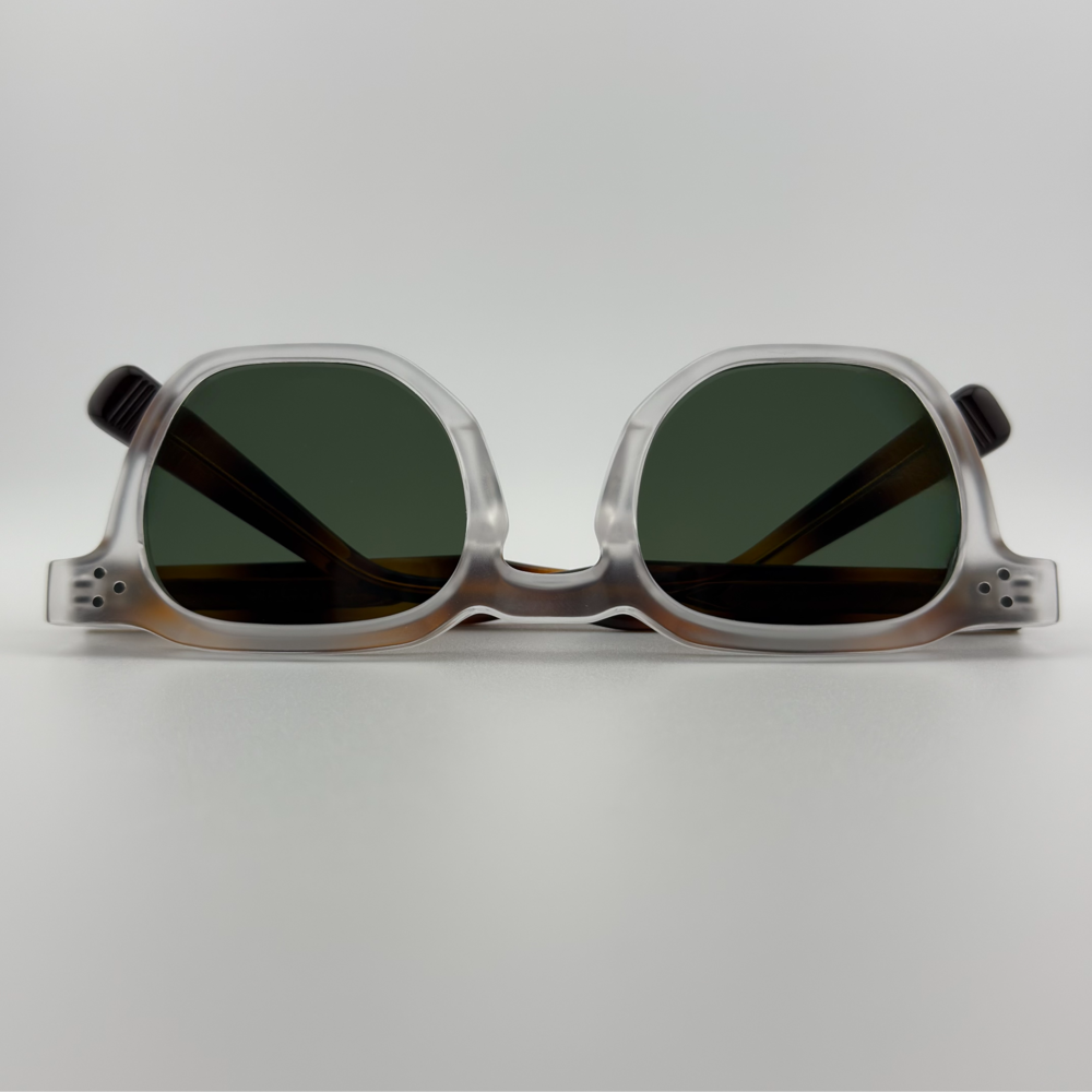 Velra Alton Honeywood – lunettes de soleil, vue du dessus : monture épaisse en acétate bicolore et verres verts pour une silhouette affirmée.
