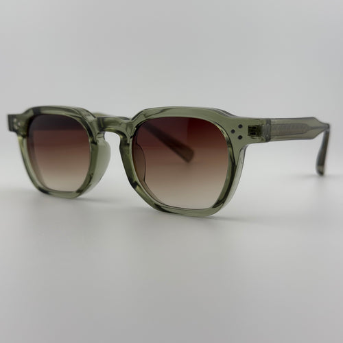 Velra Alton lunettes de soleil vert translucide, vue 3/4 – monture texturée et teinte originale pour un style vibrant et raffiné.
