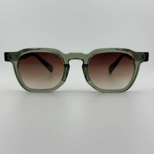 Velra Alton lunettes de soleil vert translucide, vue de face – monture épaisse et verres bruns dégradés pour un look audacieux et naturel.
