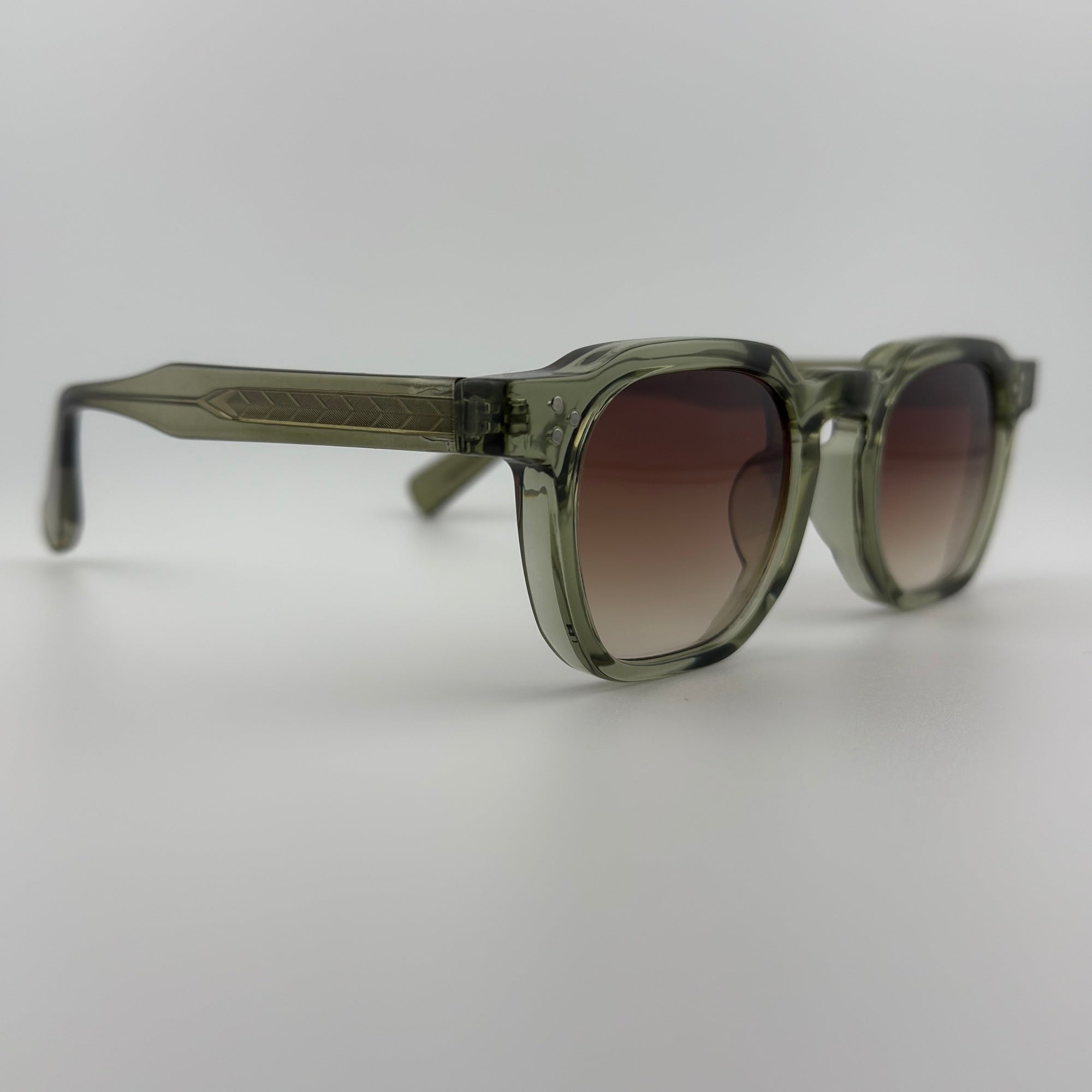 Velra Alton lunettes de soleil vert translucide, vue de profil – branches galbées et design solide pour un port confortable au quotidien.
