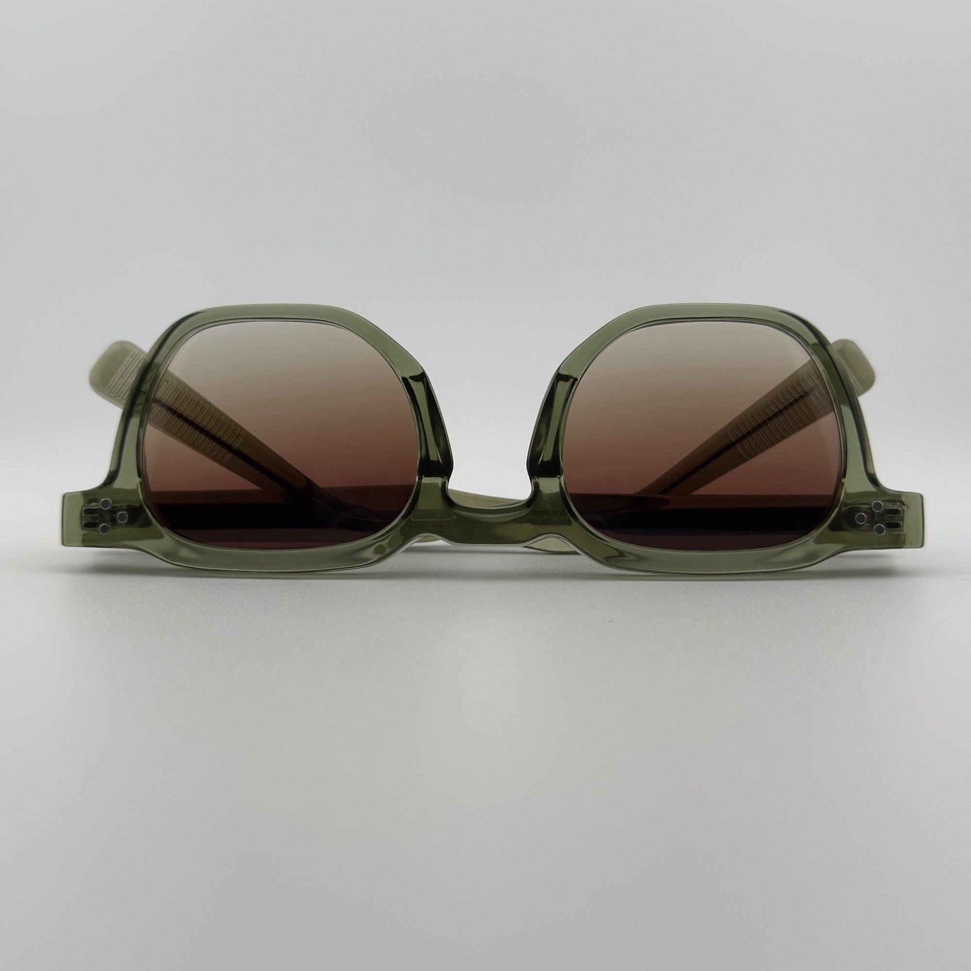 Velra Alton lunettes de soleil vert translucide, vue du dessus – pont épais et monture sculptée pour un style original et travaillé.
