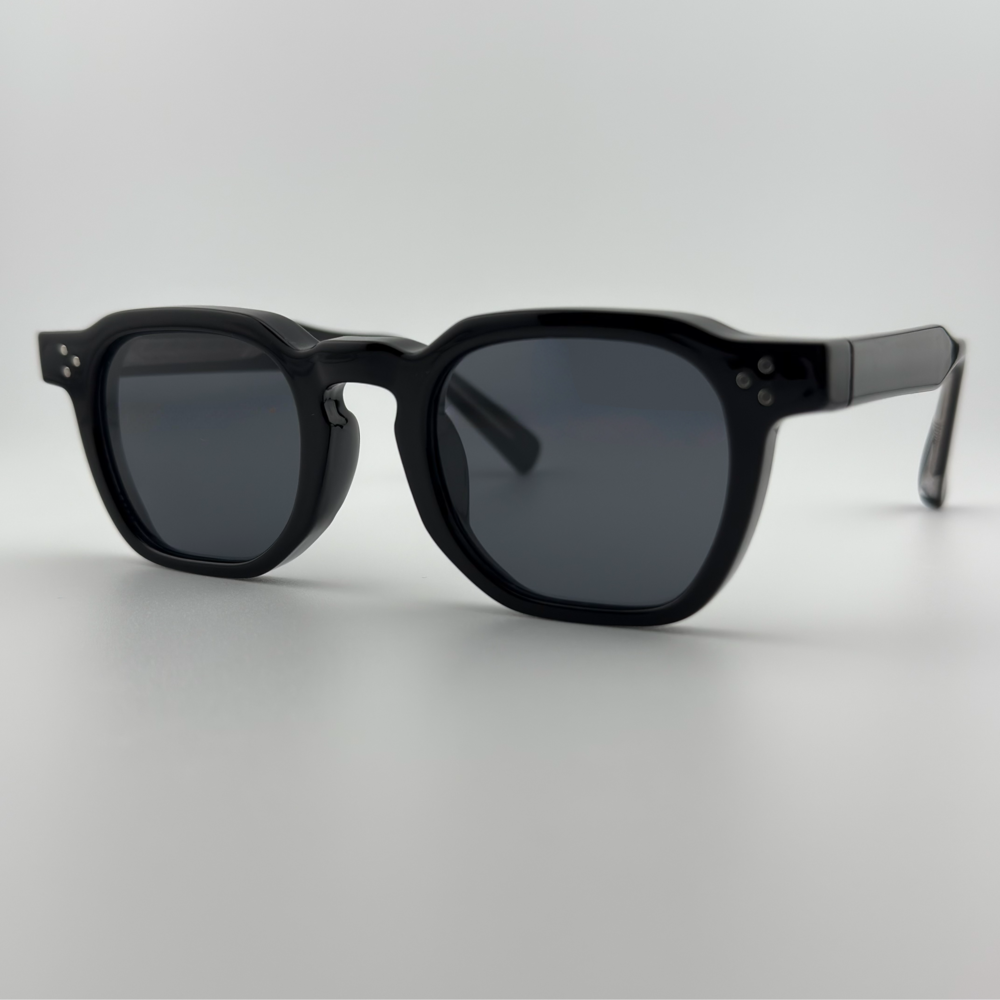 Velra Alton Obsidian – lunettes de soleil, vue angle 3/4 : branches épaisses et finition noire profonde, avec verres fumés pour une allure contemporaine.
