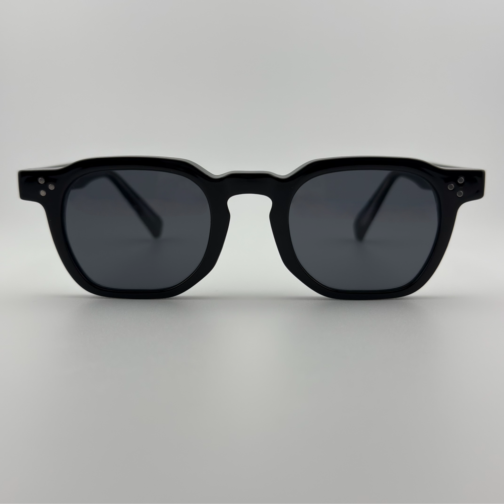 Velra Alton Obsidian – lunettes de soleil, vue de face : monture noire brillante et verres fumés pour un look minimaliste et affirmé.
