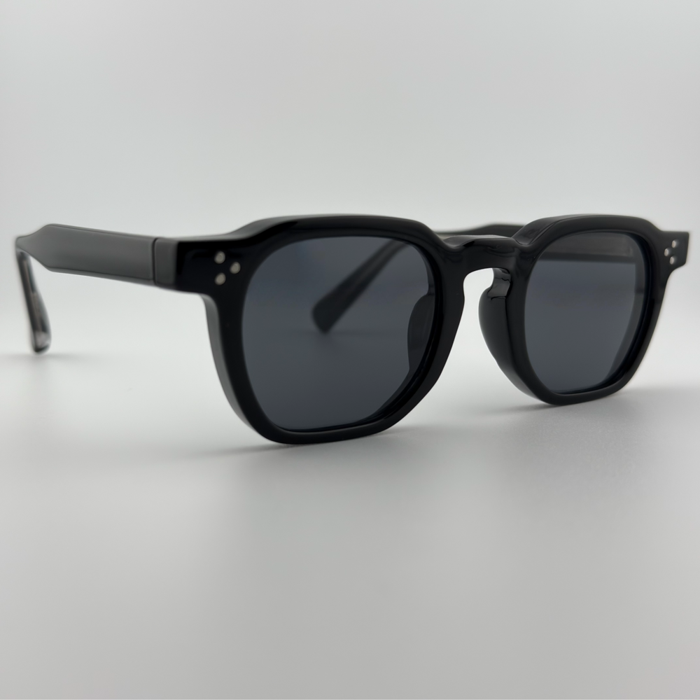 Velra Alton Obsidian – lunettes de soleil, vue de profil : monture noire mate et branches épaisses pour une finition élégante et imposante.

