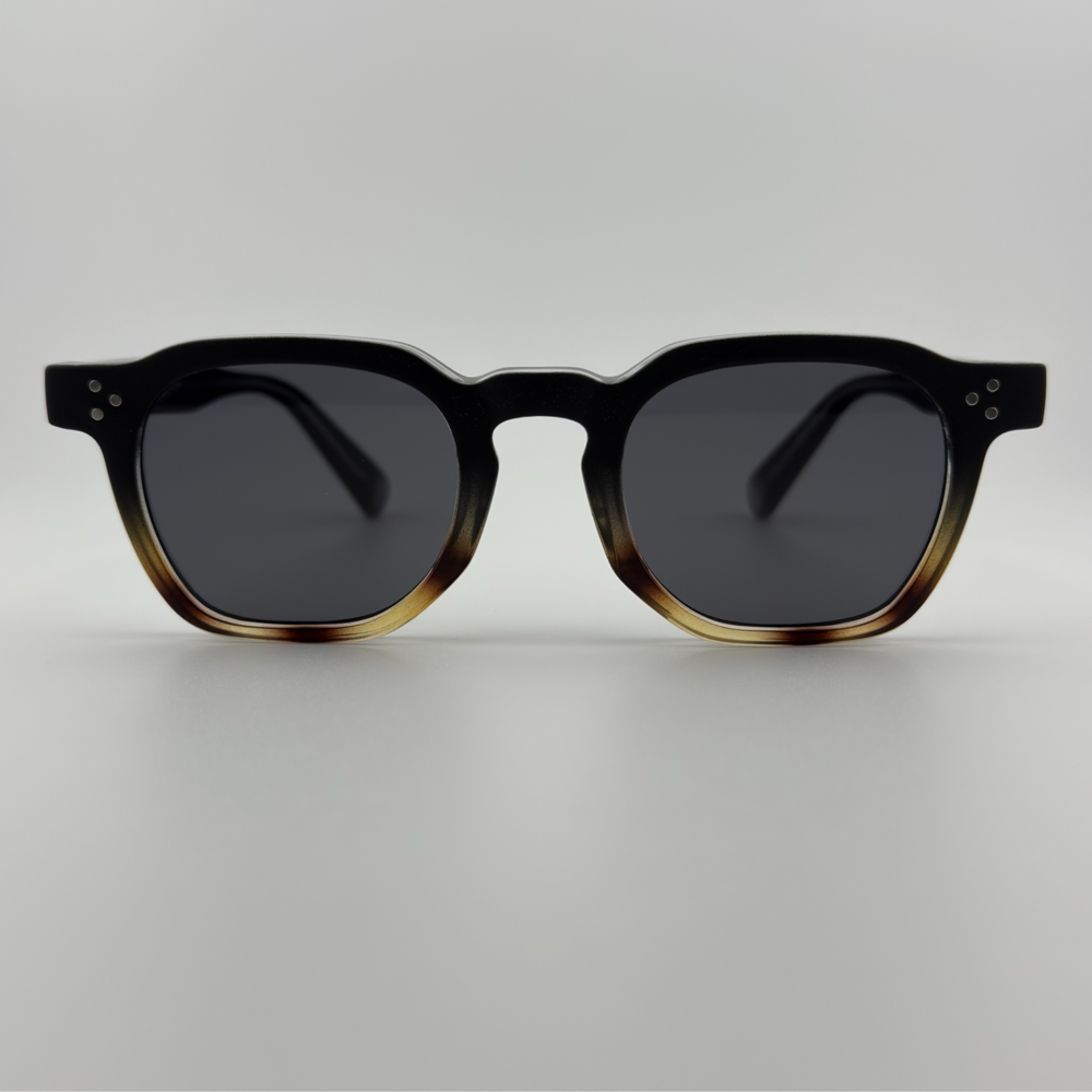 Velra Alton Stone Shade – lunettes de soleil, vue de face : monture noire en acétate avec base écaille et verres fumés pour un contraste raffiné.
