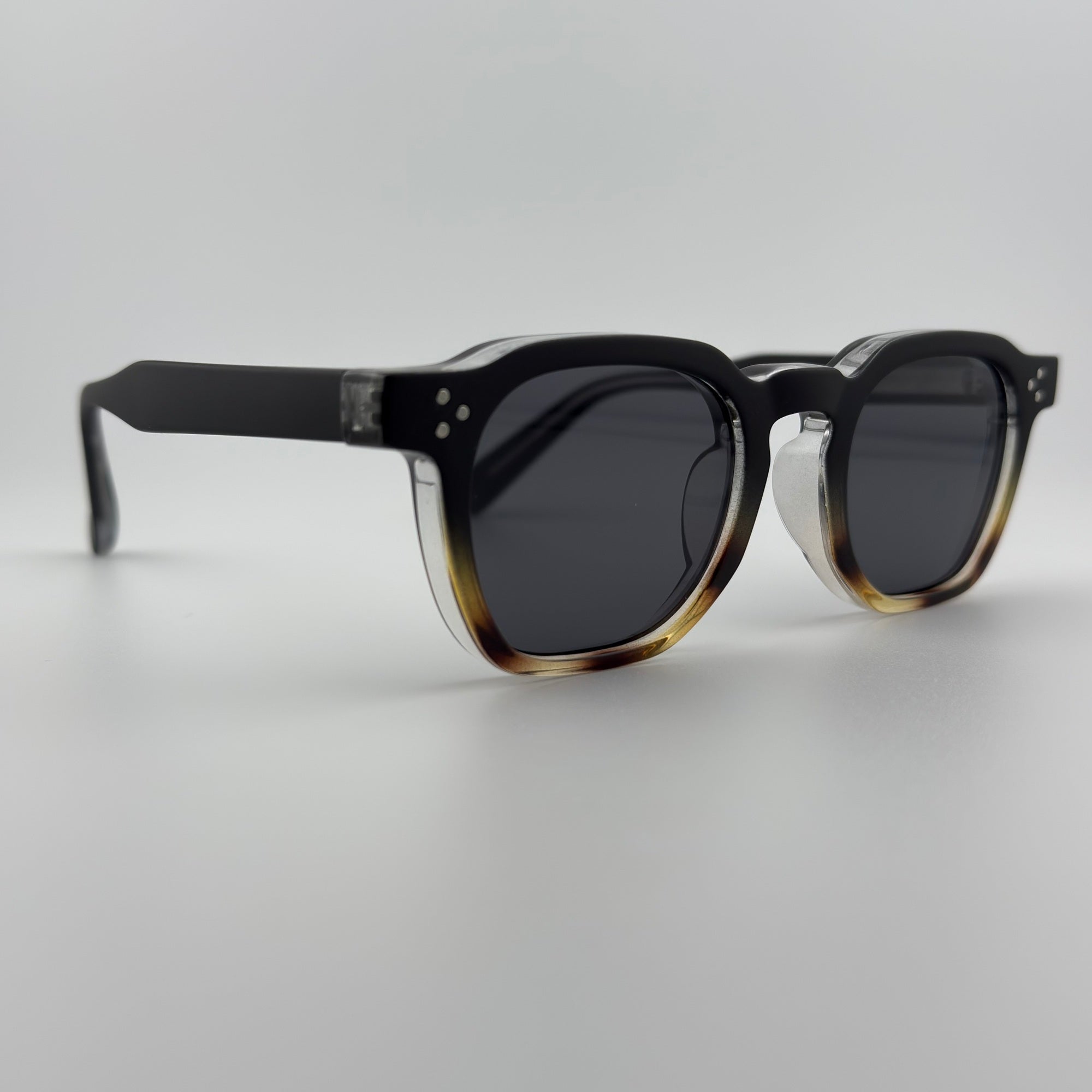 Velra Alton Stone Shade – lunettes de soleil, vue de profil : design robuste avec branches épaisses noires et base écaille pour une allure contrastée et sophistiquée.