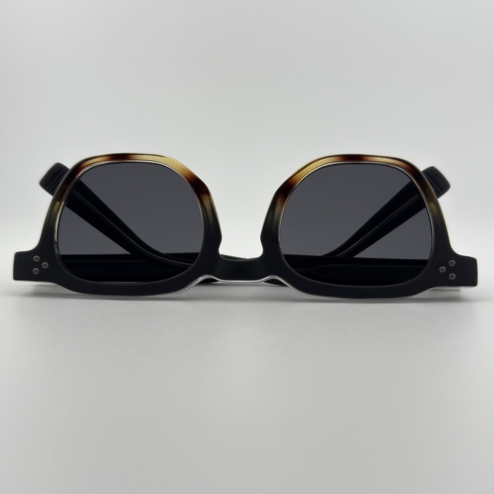 Velra Alton Stone Shade – lunettes de soleil, vue du dessus : monture épaisse noire avec finition écaille subtile pour un design puissant et élégant.