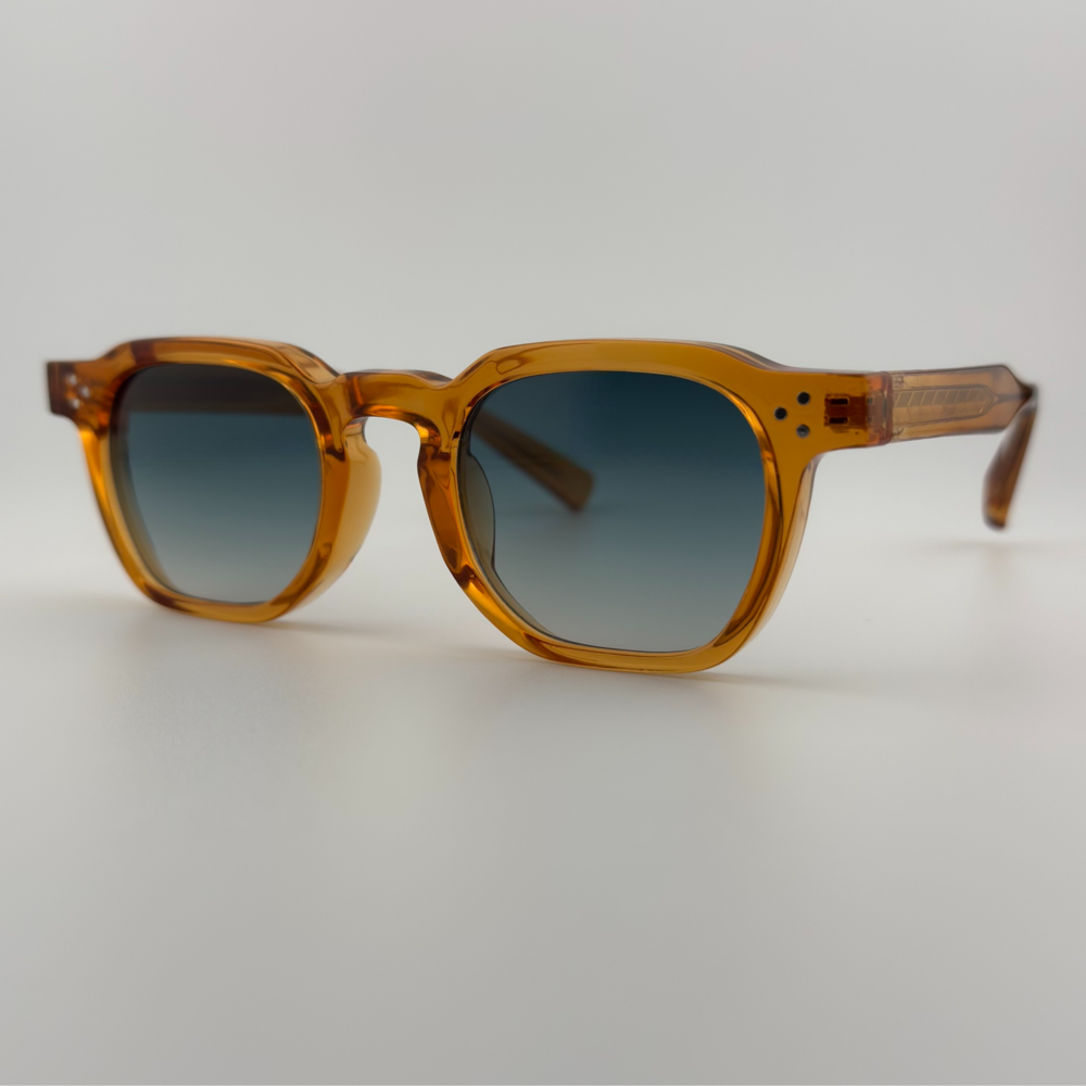 Velra Alton Tortoise Ice – lunettes de soleil, vue angle 3/4 : branches épaisses et monture ambrée pour une allure rétro et chaleureuse.
