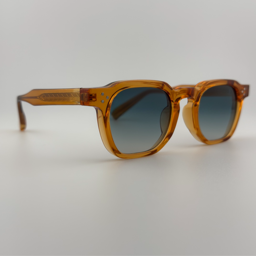 Velra Alton Tortoise Ice – lunettes de soleil, vue de profil : branches épaisses en acétate ambre et verres dégradés bleutés pour une finition lumineuse.