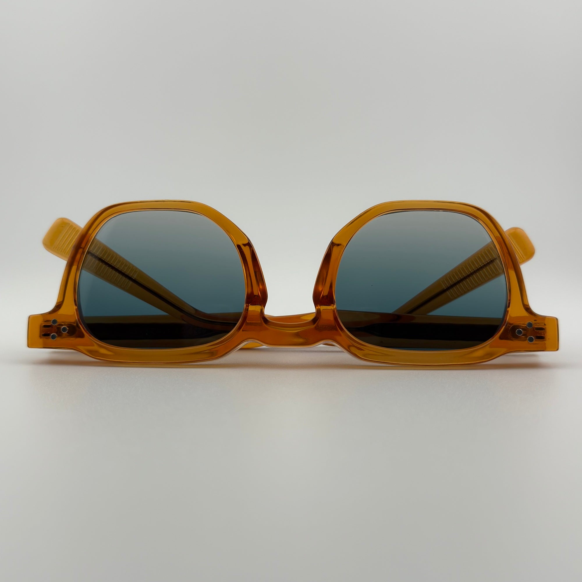 Velra Alton Tortoise Ice – lunettes de soleil, vue du dessus : monture épaisse et forme arrondie pour une touche vintage affirmée.