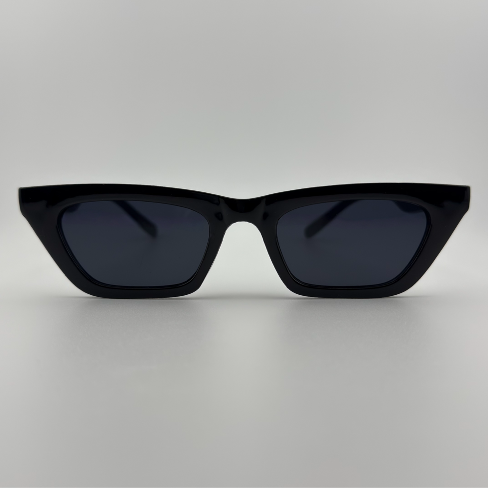 Velra Montara – lunettes de soleil, vue de face : monture noire à lignes tranchées et verres noirs opaques pour un style audacieux et structuré.
