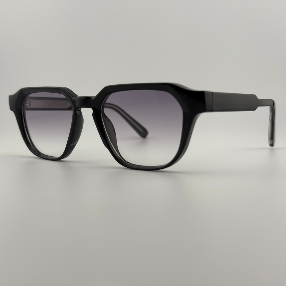 Velra PRISMA SPECTRUM – lunettes de soleil, vue 3/4 latérale : monture noir mat et verres gris avec verres gris foncé anti-reflet.
