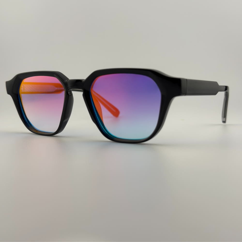 Velra PRISMA SUNSET – lunettes de soleil, vue 3/4 latérale : monture noir brillant et verres dégradés rose-bleu avec reflets colorés style coucher de soleil.
