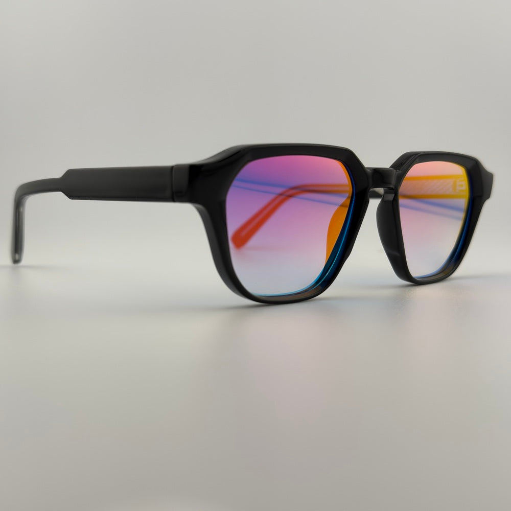 Velra PRISMA SUNSET – lunettes de soleil, vue de profil : monture noir brillant et verres dégradés rose-bleu avec reflets colorés style coucher de soleil.
