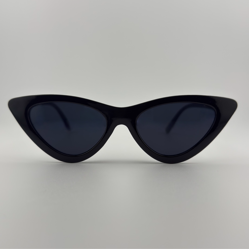 Velra Vanta lunettes de soleil noir, vue face – monture sculptée et courbure féline pour une allure assumée.
