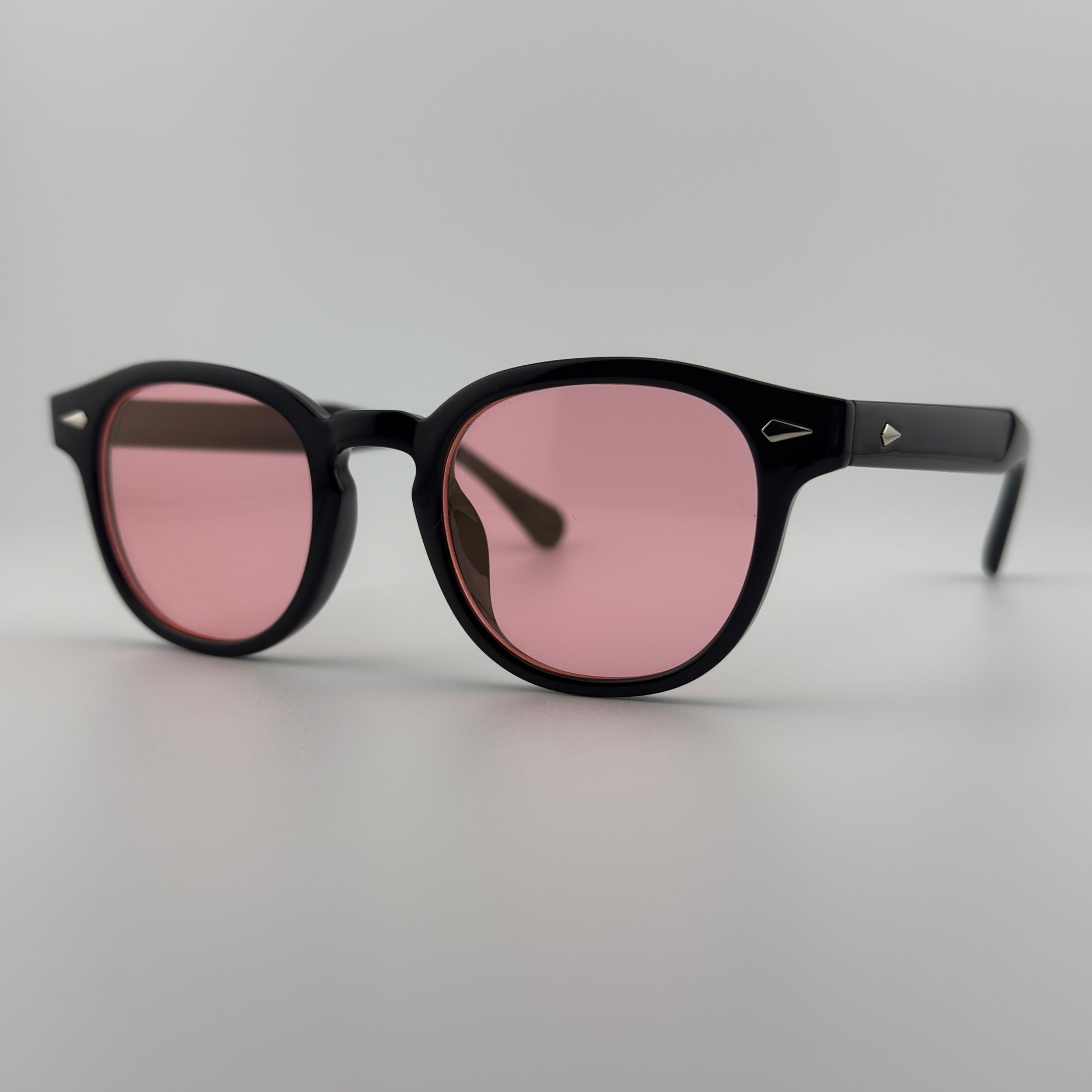 Velra Velden lunettes de soleil noir, vue 3/4 – monture ronde épurée et branches sobres pour un style intemporel.
