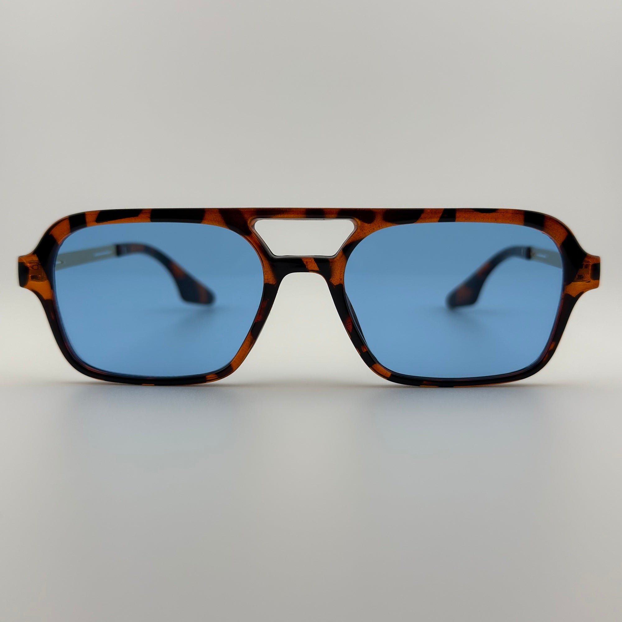 Velra Vellure lunettes de soleil écaille, vue de face – silhouette pilote revisitée avec des verres bleus miroir pour un look affirmé.
